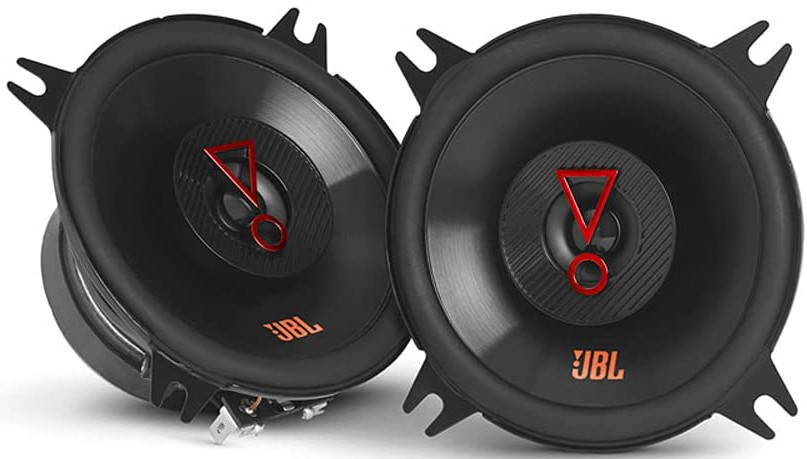Twee zwarte autospeakers. De speakers hebben een rood JBL-logo.