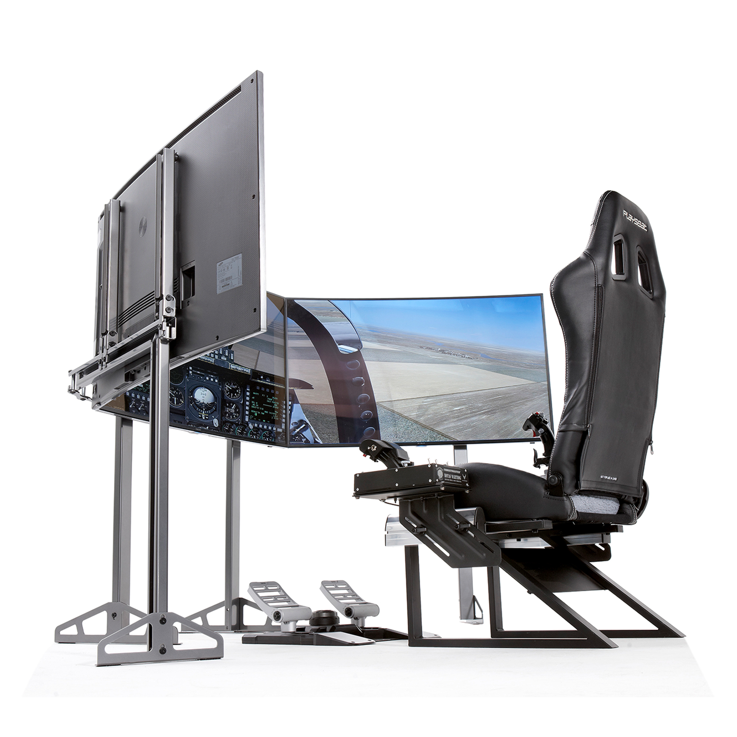 Configurazione simulatore di volo con tre monitor, un sedile e comandi.