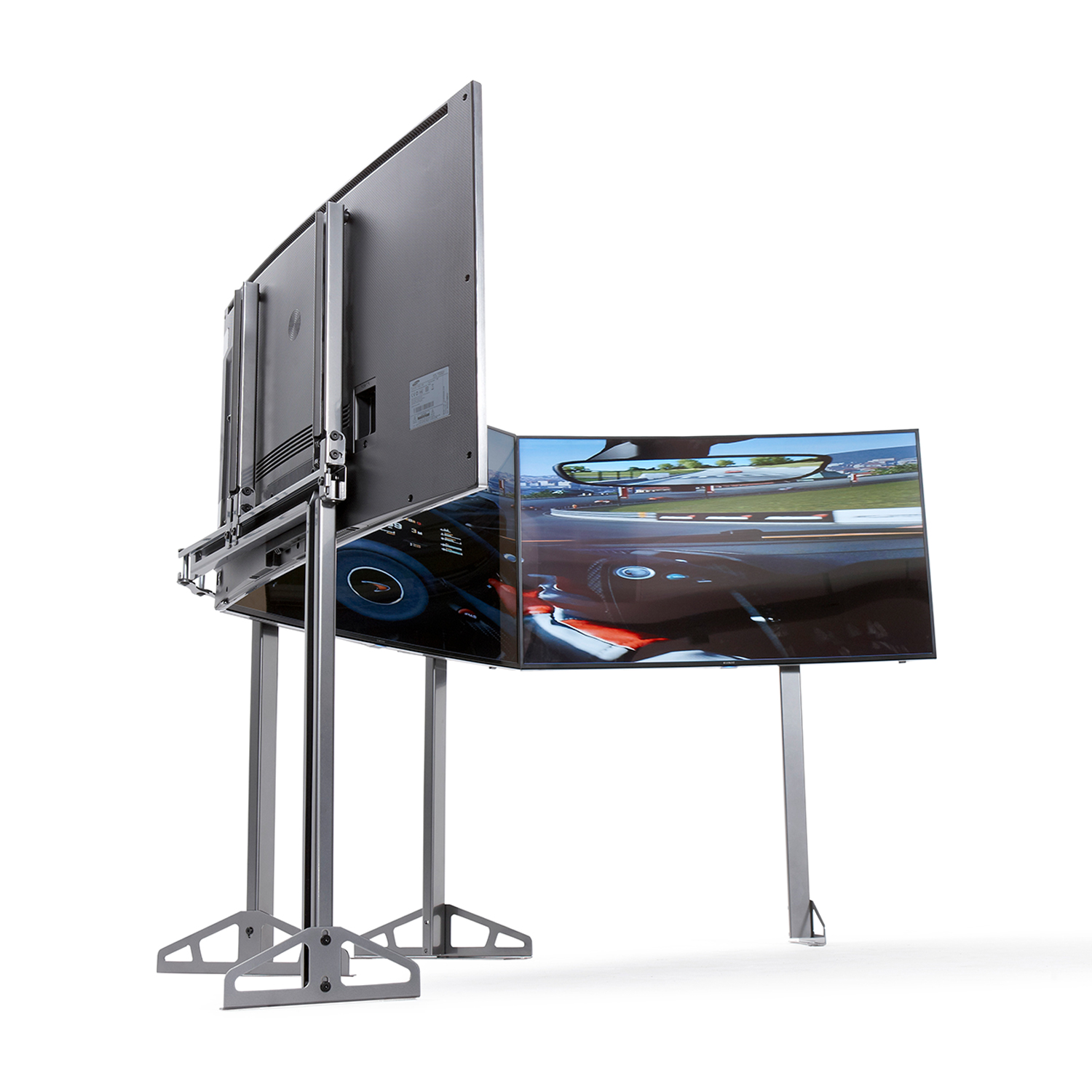 Tre schermi che mostrano un gioco di corse. Supporto argentato. Sfondo bianco.