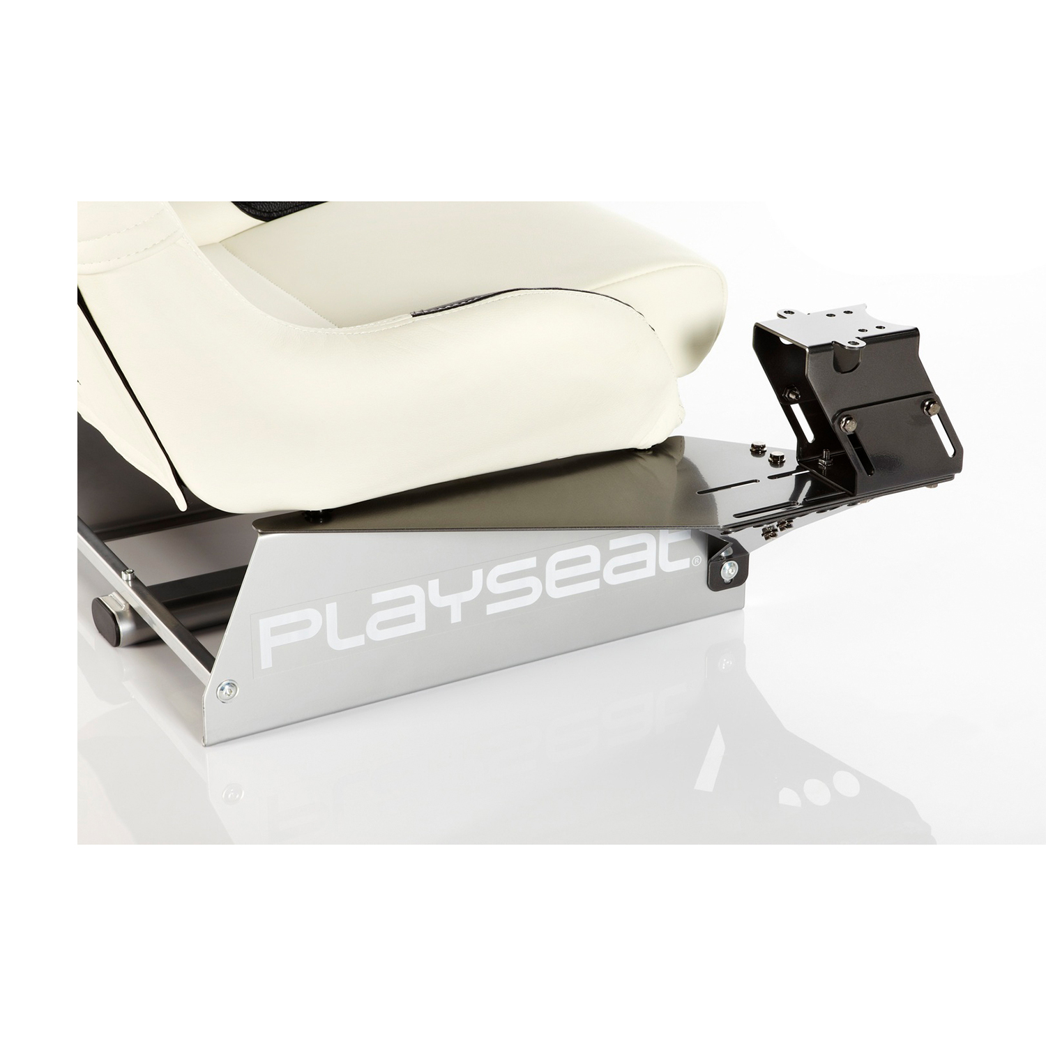 Base della sedia da gioco con logo 'PLAYSEAT' visibile. La base è argentata, con una sedia bianca.