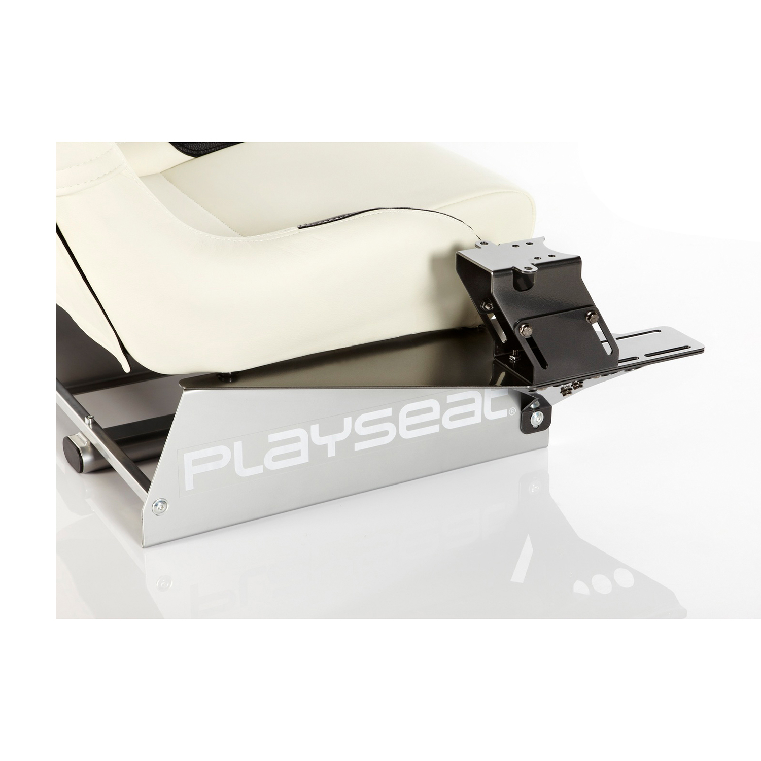 Un telaio del sedile da corsa Playseat con un sedile attaccato. Il telaio è argentato.