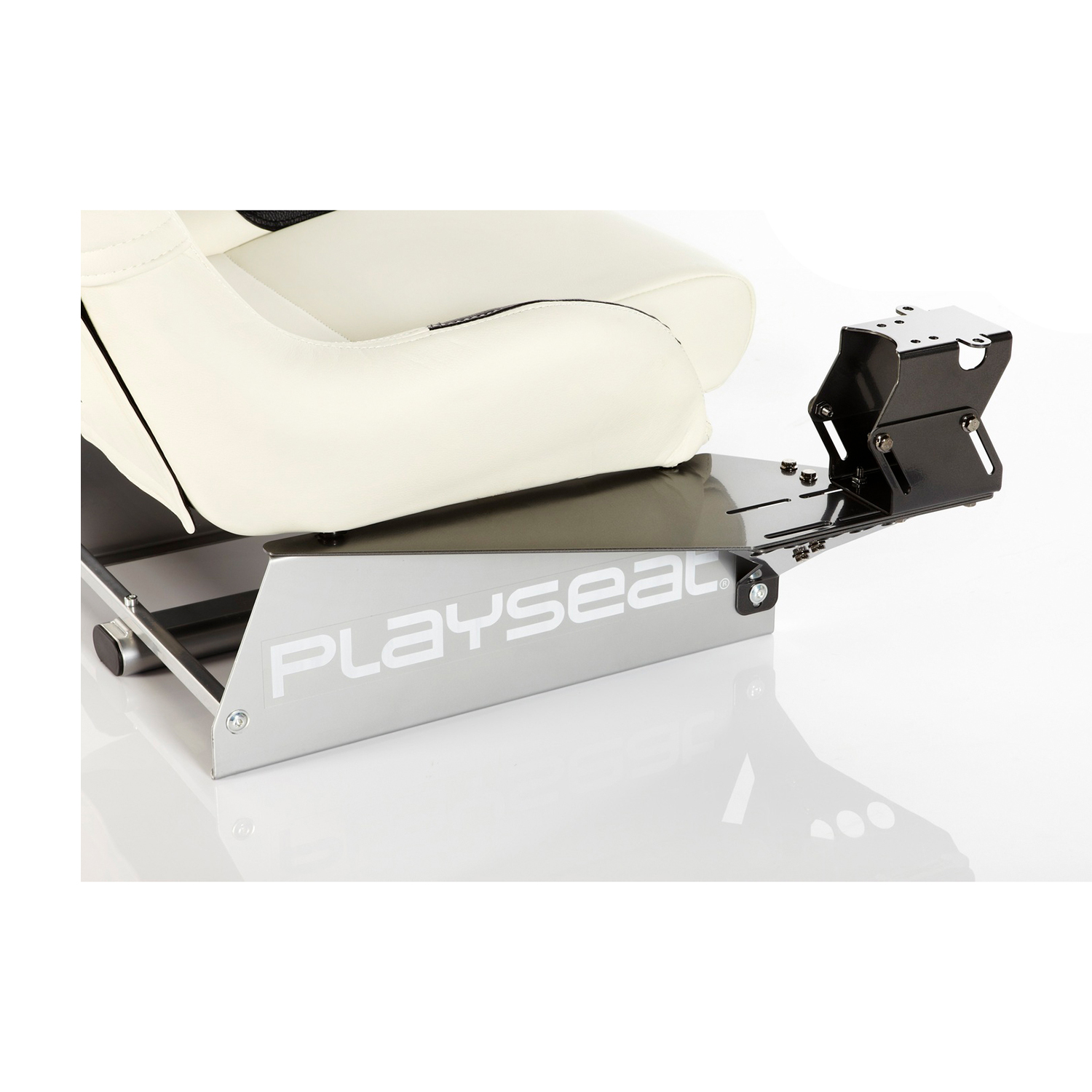 Base del sedile del simulatore di corsa Playseat. Sedile bianco, telaio in metallo nero e base argentata.