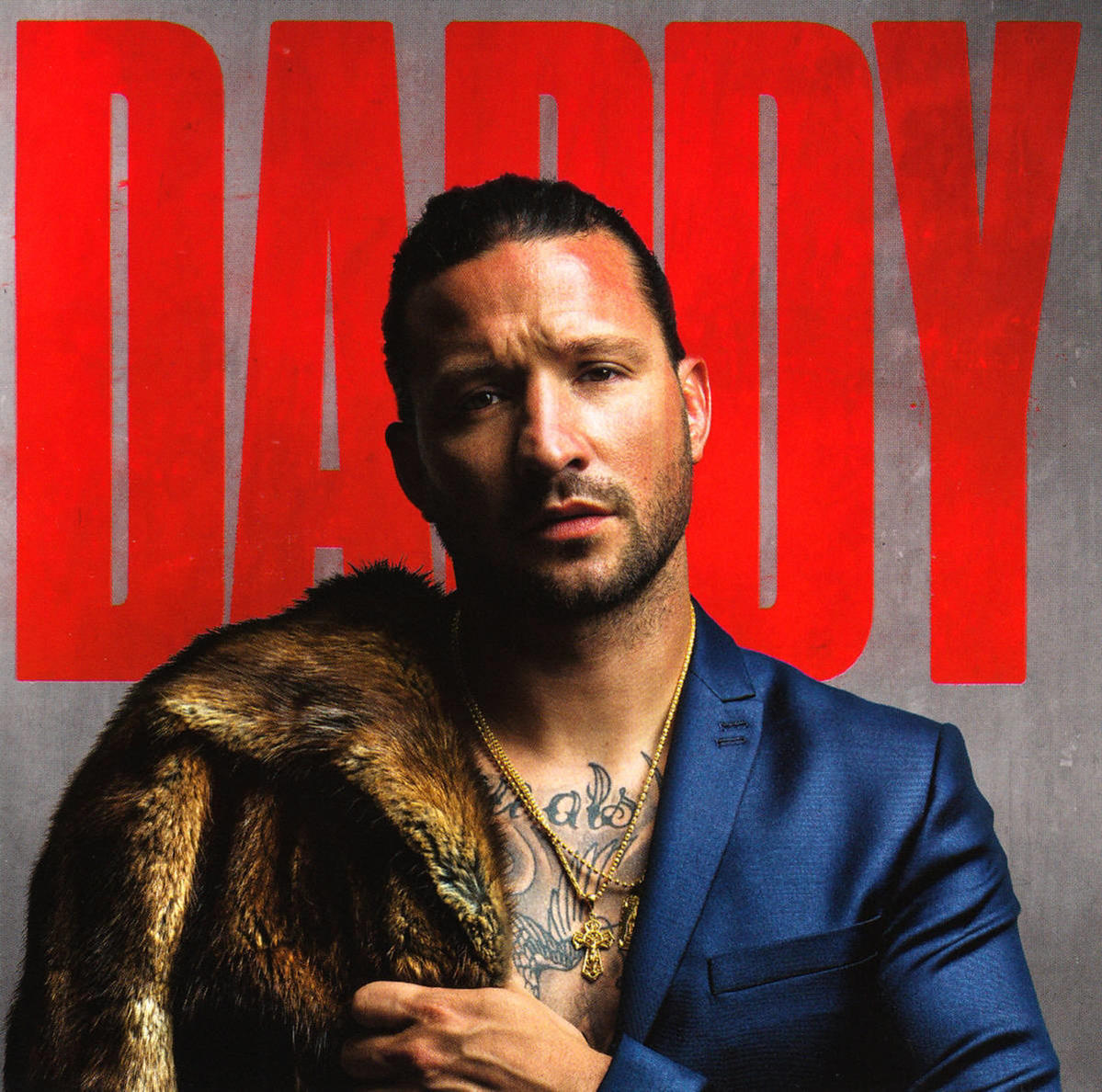 Pochette d'album avec un homme en costume bleu et manteau de fourrure, le mot 'DADDY' en rouge derrière.