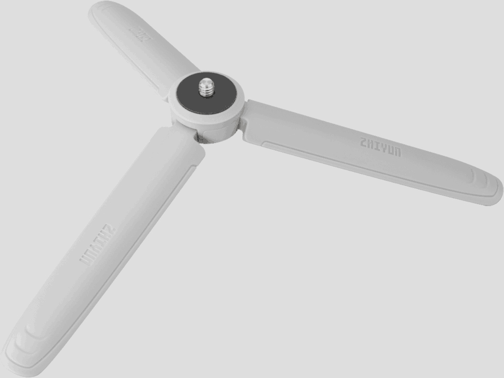 Een wit statief met drie uitgeschoven poten, tegen een lichtgrijze achtergrond; ZHIYUN staat erop.