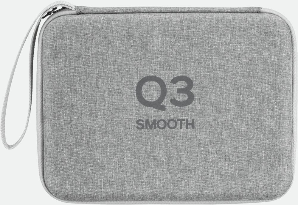 Een grijze hoes met de tekst "Q3 SMOOTH" erop gedrukt en een handvat aan de linkerkant.