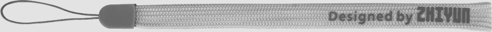 Een witte polsband met de tekst "Designed by ZHIYUN" in grijs. Het is een close-up.