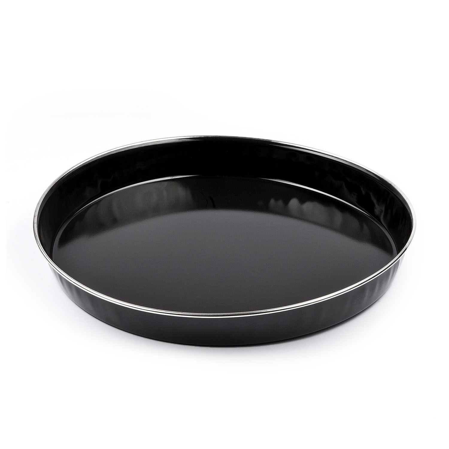 Una teglia nera, circolare, con bordo argentato. È su sfondo bianco, leggermente angolata.