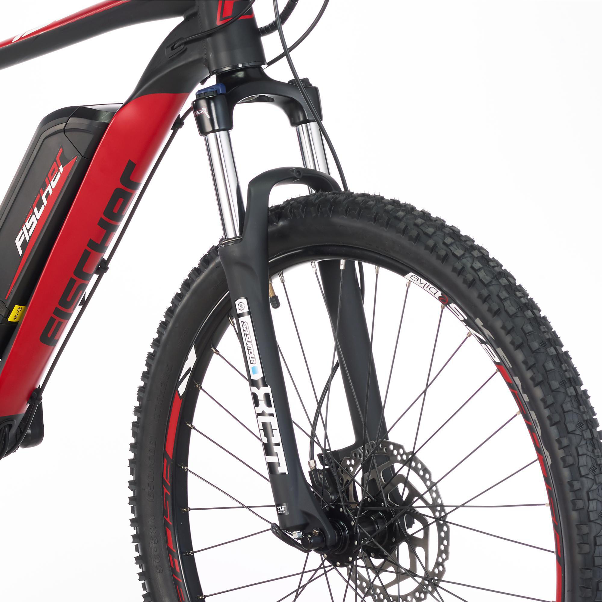 Vorderseite eines rot-schwarzen E-Bikes mit Vorderrad, Federung und FISCHER-Branding.