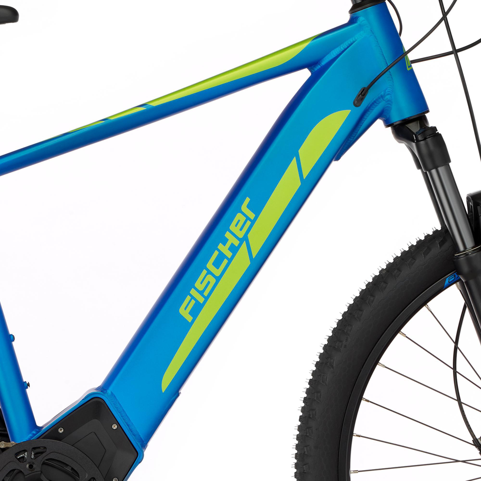 Nahaufnahme eines blau-grünen Mountainbike-Rahmens mit schwarzem Reifen.