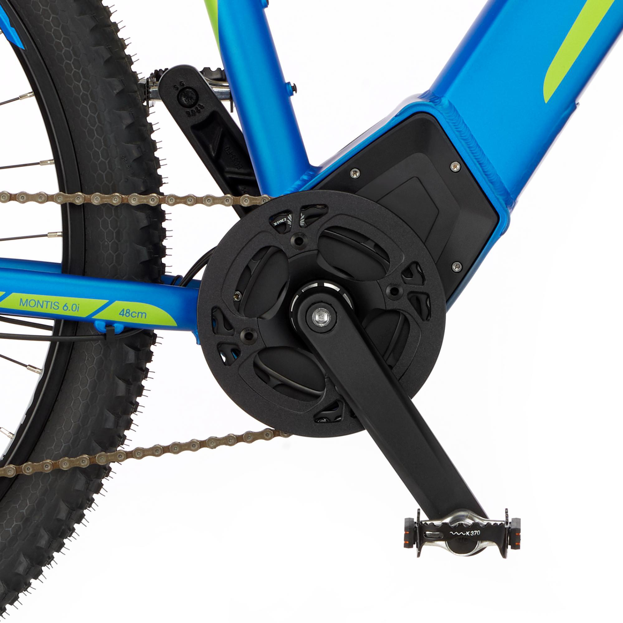 Nahaufnahme des Pedals und Kettenmechanismus eines blauen Elektrofahrrads.