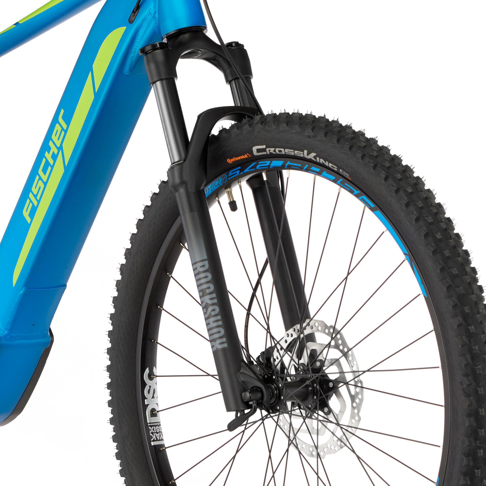 Nahaufnahme eines blau-gelben Mountainbike-Rads, Gabel und Scheibenbremsen. Das Vorderrad ist sichtbar.