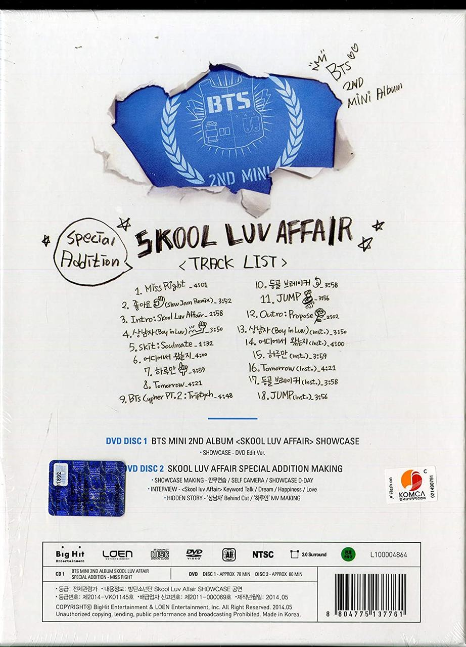 Le dos d'un album de BTS, avec liste des titres et crédits. Fond blanc.