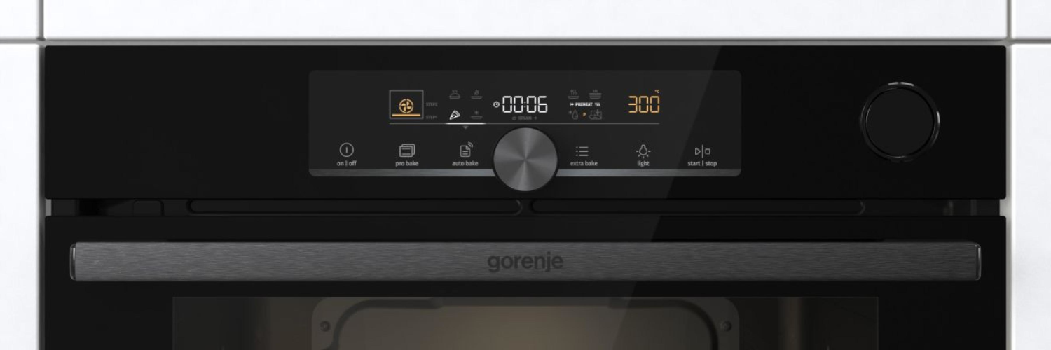 Közelkép egy fekete sütő vezérlőpaneljáról, digitális kijelzővel és gombokkal.