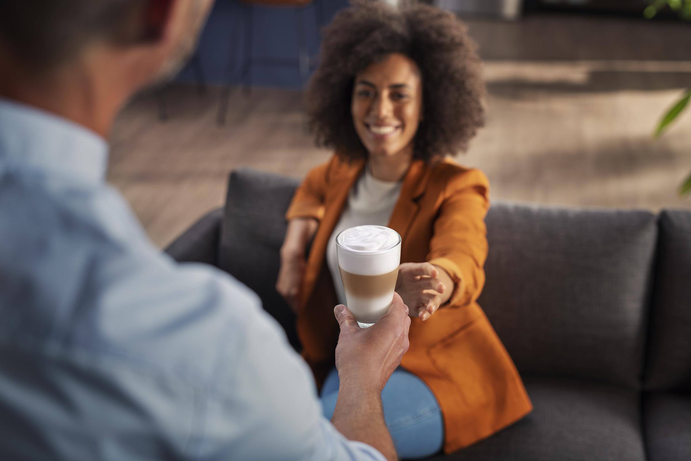 PHILIPS EP4341/50 Serie 4300 LatteGo 8 Kaffeespezialitäten Kaffeevollautomat Hochglanz Schwarz