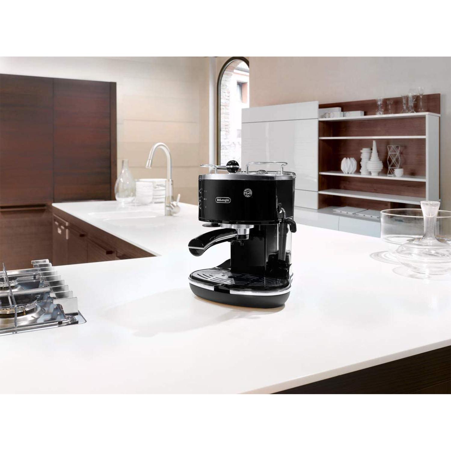Macchina per caffè espresso nera su un piano cucina bianco, con sfondo bianco.