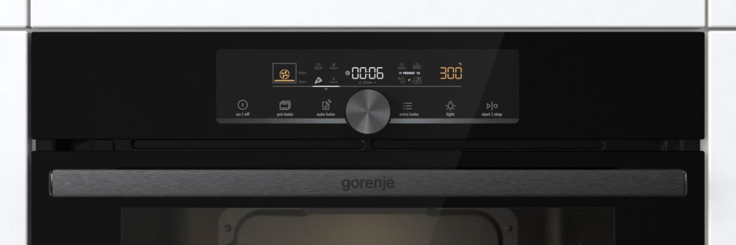 Egy fekete Gorenje sütő vezérlőpanel digitális kijelzővel és különböző gombokkal.
