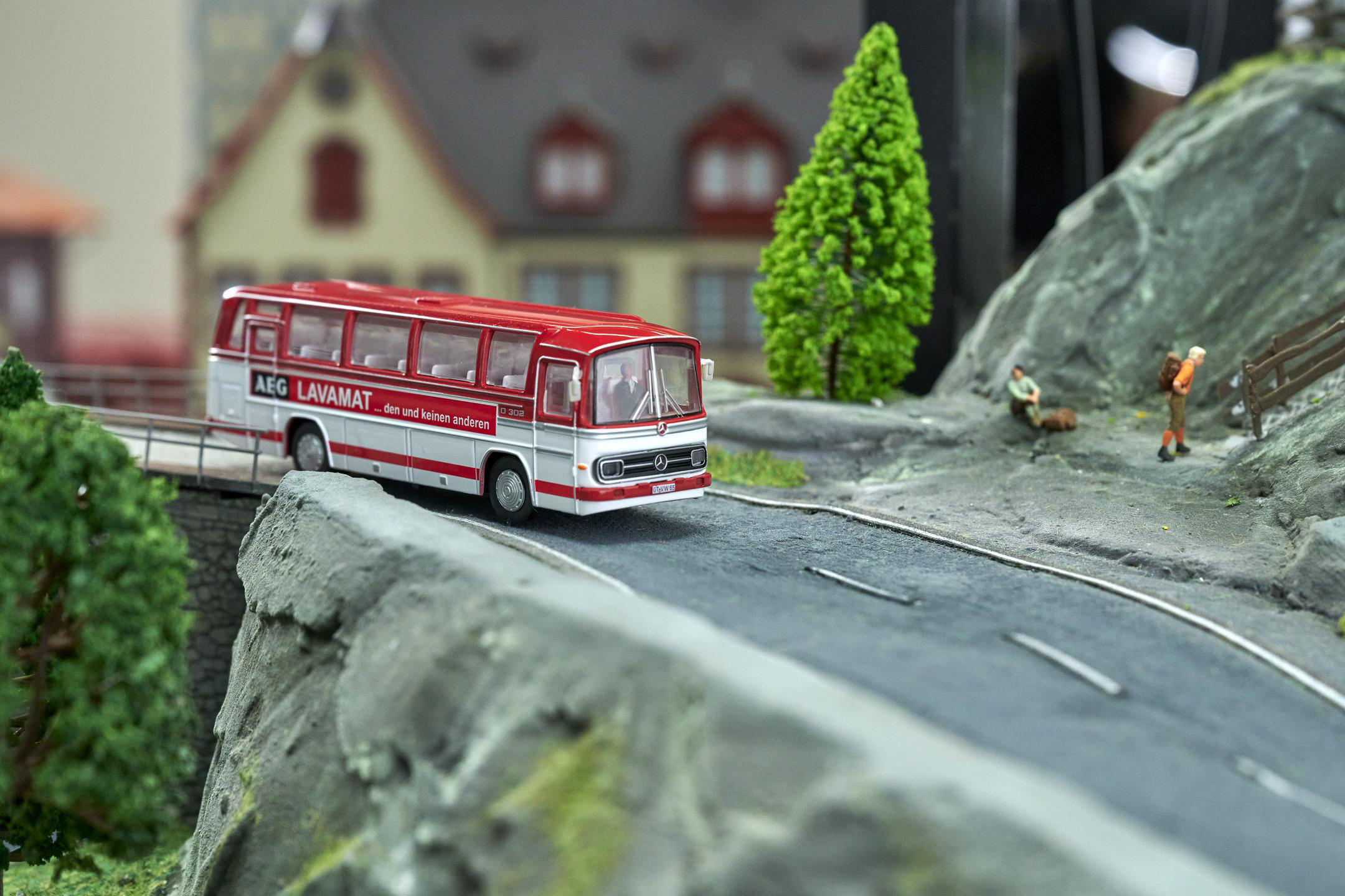 CARSON 1:87 MB Bus O 302 2.4GHz 100% RTR rot, ferngesteuertes Fahrzeug R/C Spielzeugauto, Rot