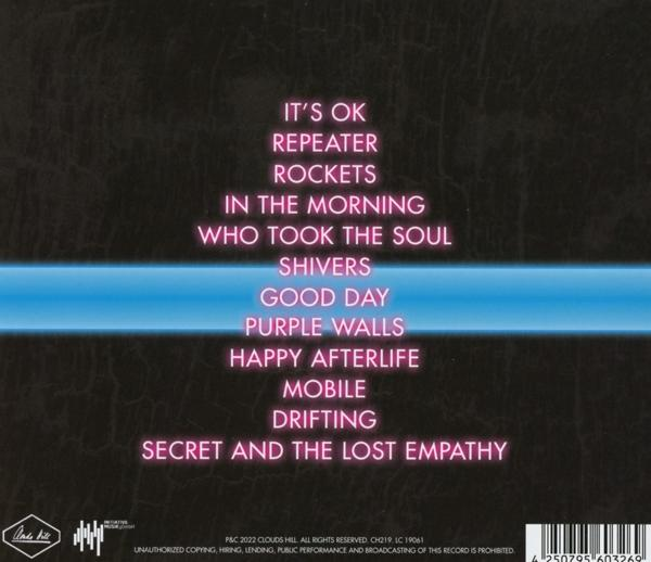 Rückseite des Albums mit Songtiteln und einem Copyright-Hinweis. Der Hintergrund ist dunkel.