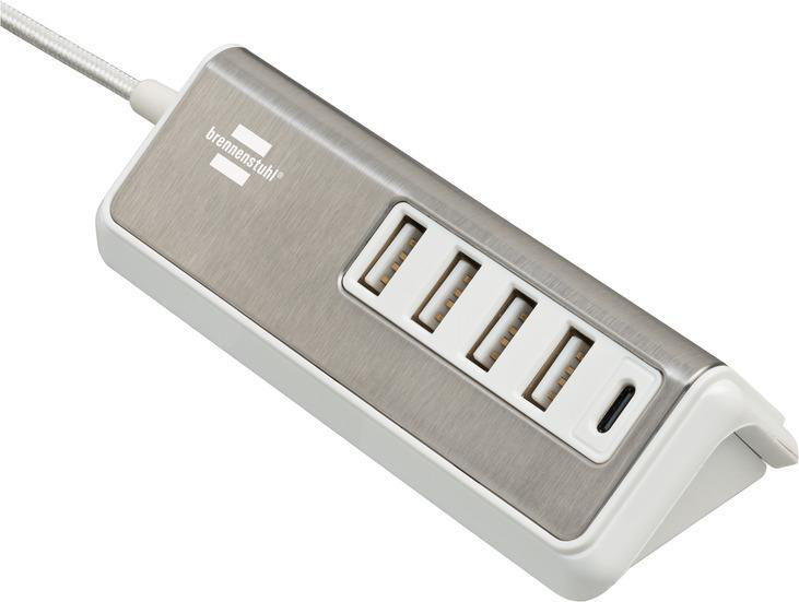 Silberner USB-Hub mit 4 USB-Anschlüssen und einem USB-C-Anschluss. Weißer Hintergrund.
