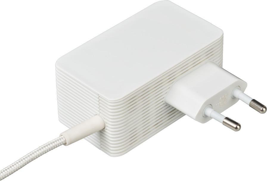 Ein weißes Netzteil mit weißem Kabel und europäischem Stecker.