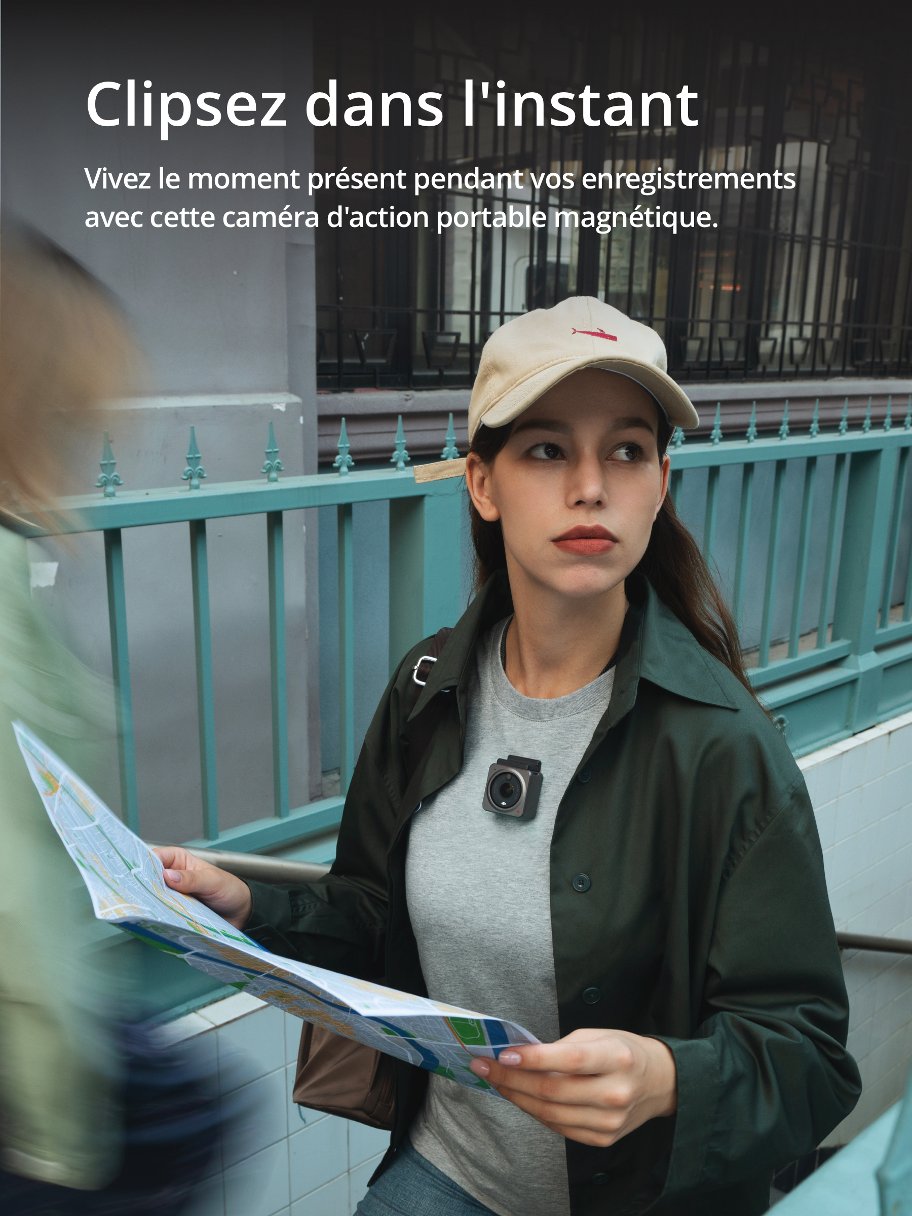 Femme tenant une carte, portant une casquette et une petite caméra.