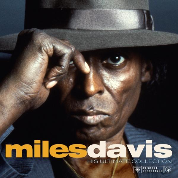 Miles Davis draagt een hoed en kijkt peinzend.