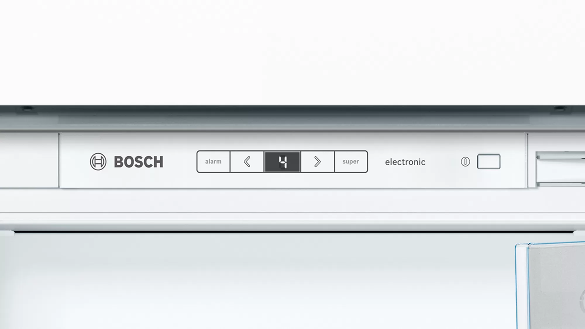 Nahaufnahme eines weißen Bosch-Kühlschranks mit Digitalanzeige und Tasten.
