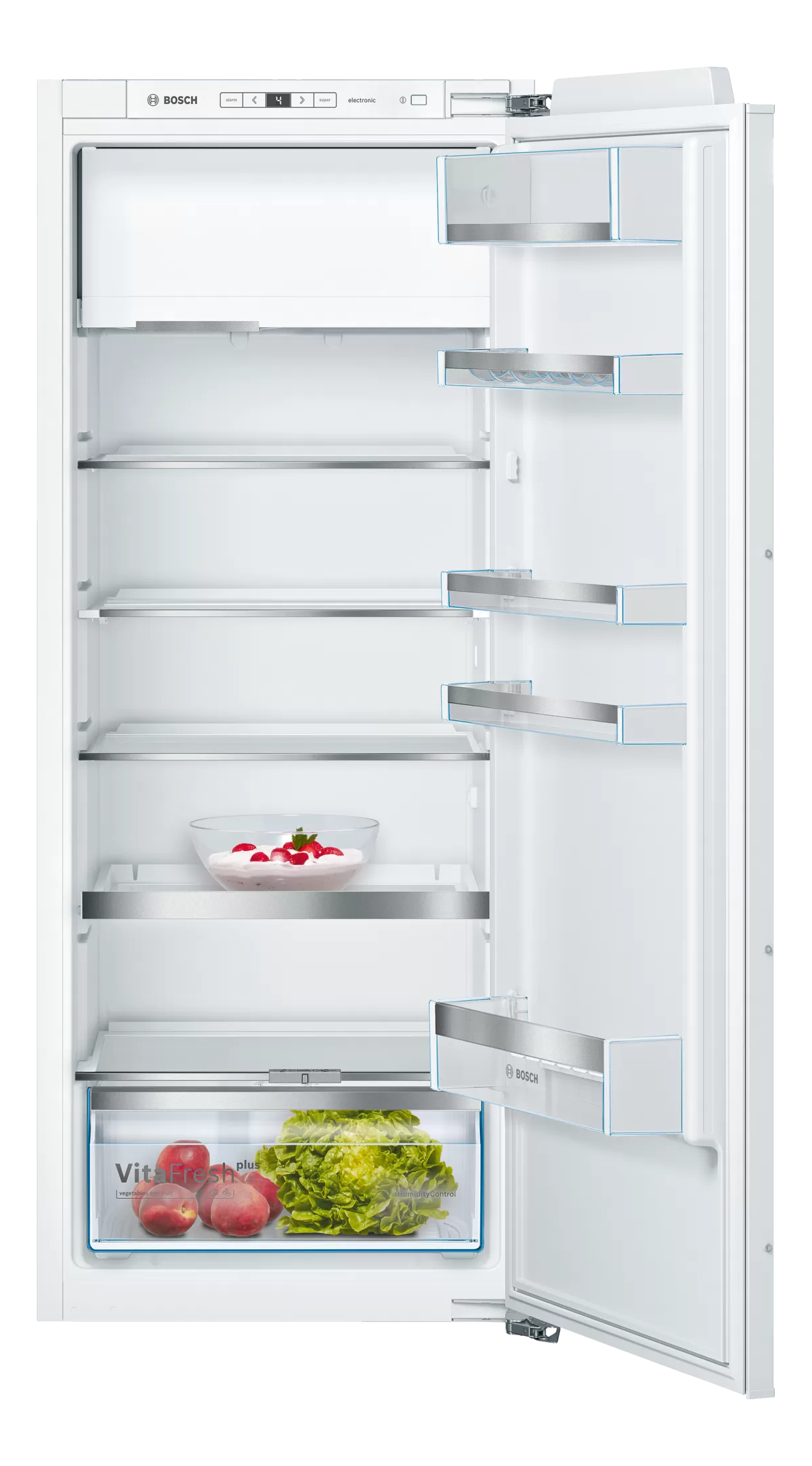 Ein weißer, offener Kühlschrank mit mehreren Regalen, einer Obstschale und einer Gemüseschublade.
