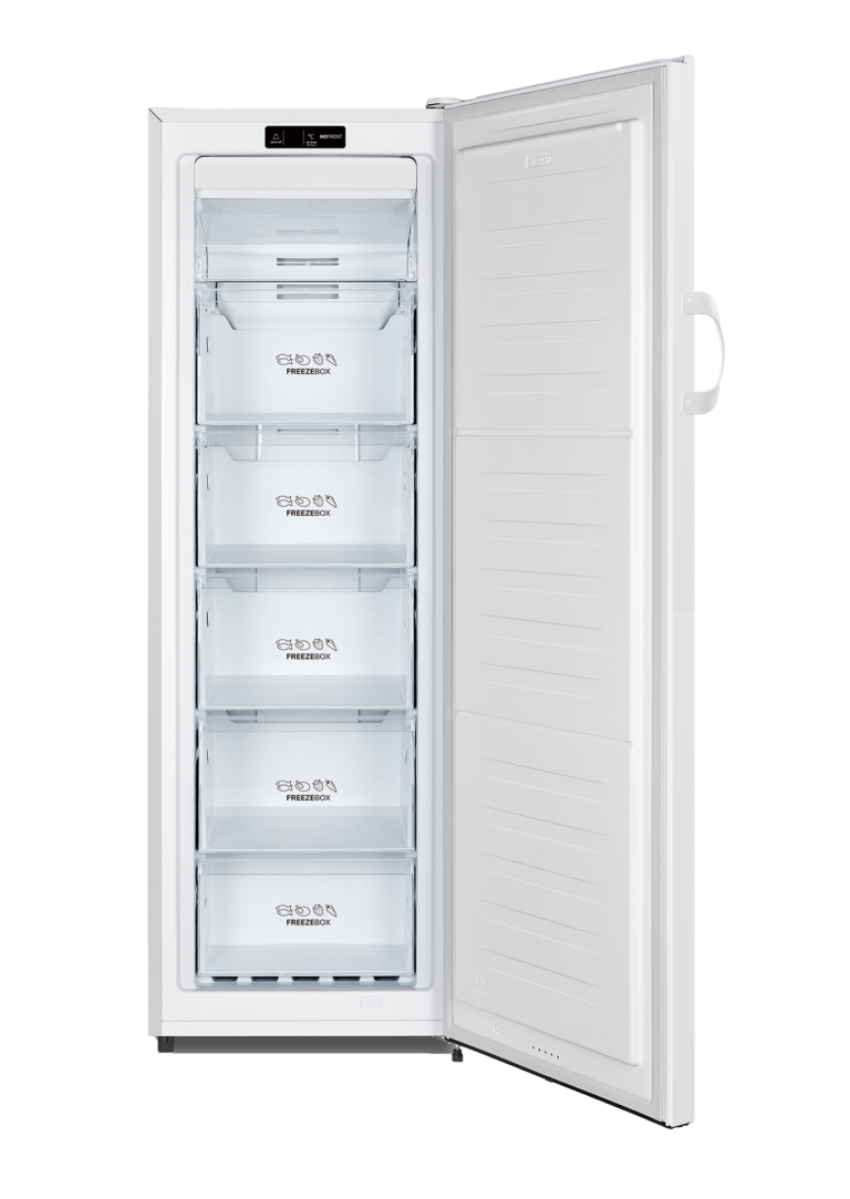 Een witte vriezer met de deur open. Er zitten meerdere laden in, met het label 'FREEZEBOX'.