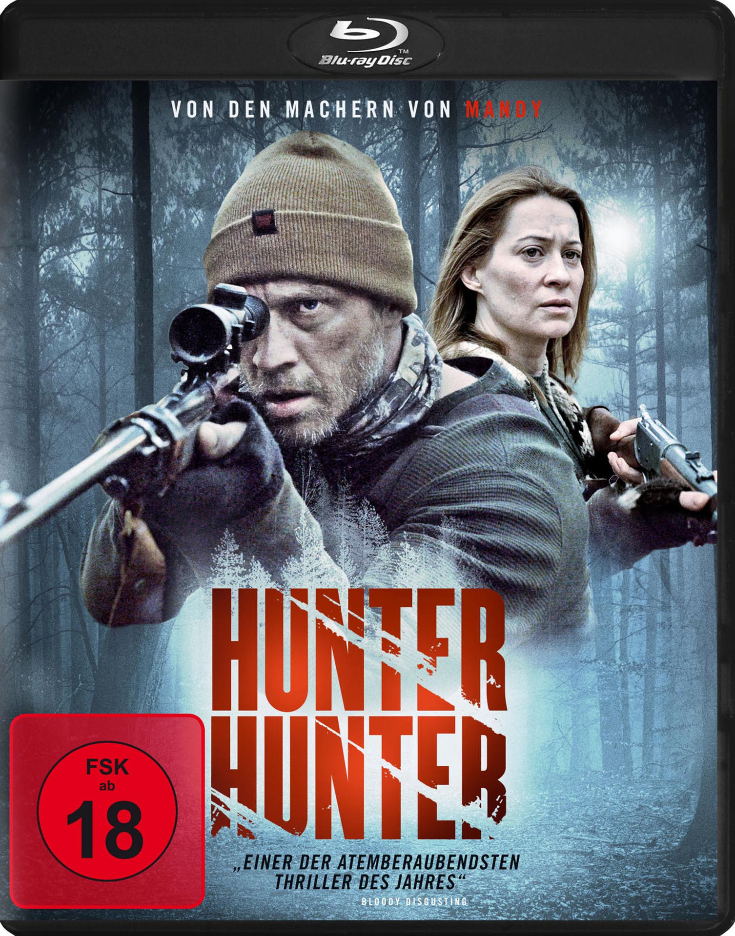 Filmcover: Mann und Frau mit Waffen in einem Wald. Titel 'Hunter Hunter'.