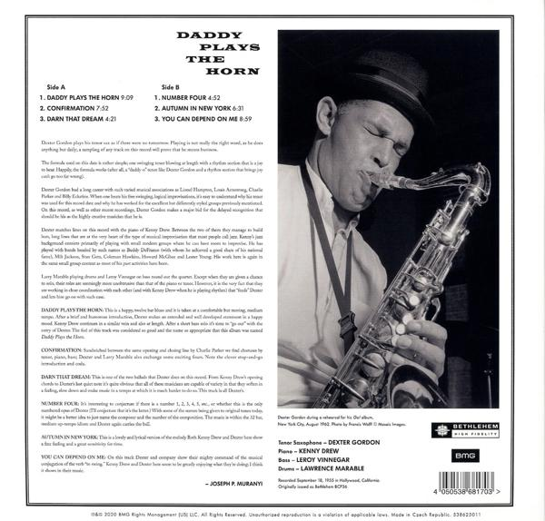 Pochette d'album : Dexter Gordon, 'Daddy Plays the Horn'. Photo en noir et blanc d'un homme jouant du sax.