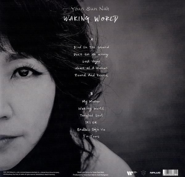 Gesicht einer Frau neben Albumcover mit Songtiteln und Credits.