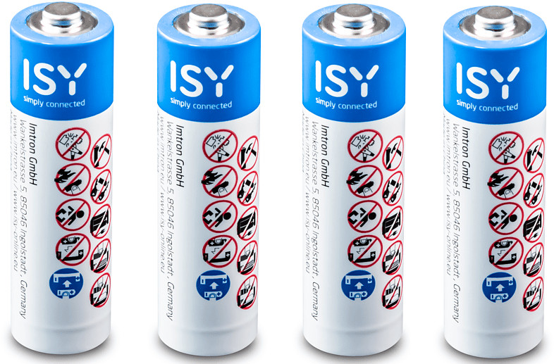 Vier ISY AA-batterijen, blauwe doppen, witte behuizingen en diverse veiligheidssymbolen.