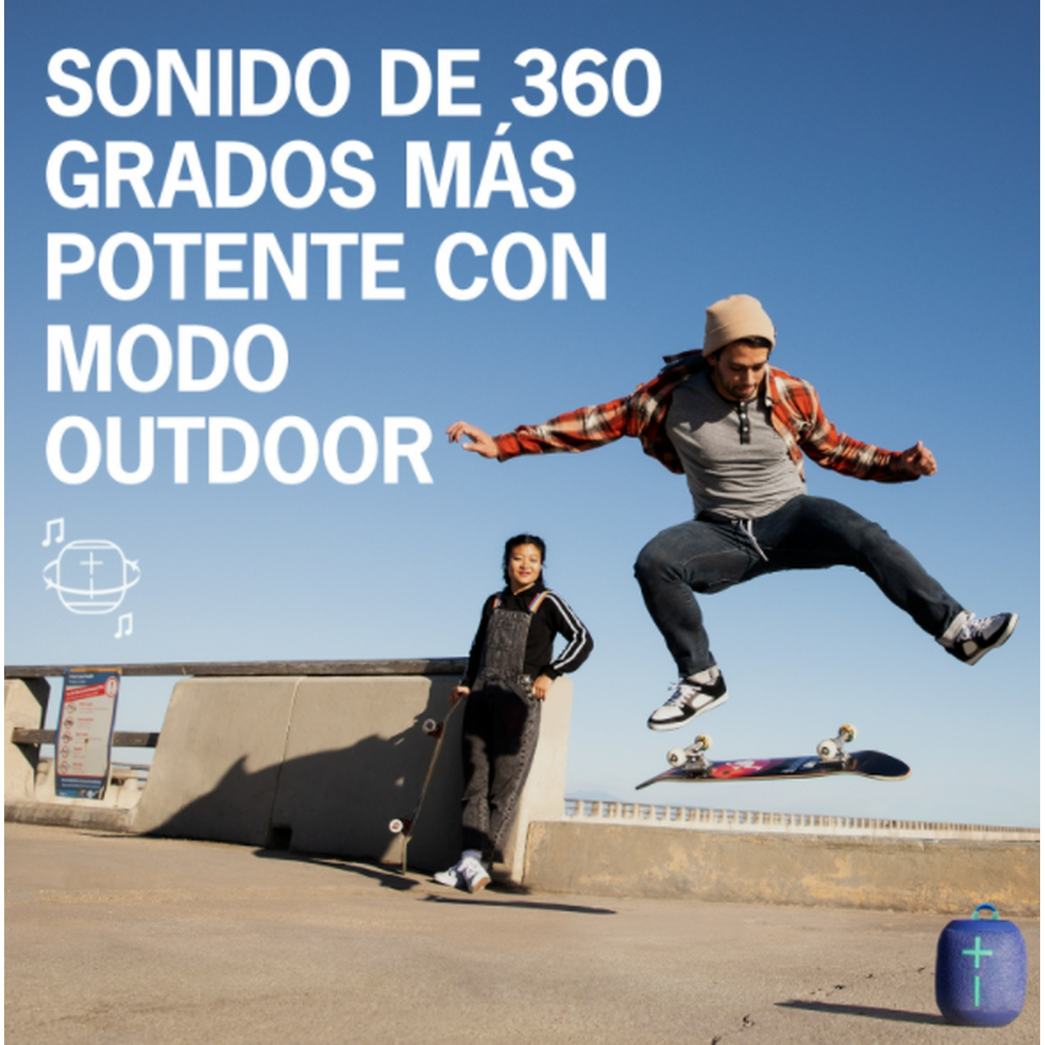 Hombre saltando con patineta, mujer de pie, altavoz azul, texto: Sonido de 360 grados más potente.