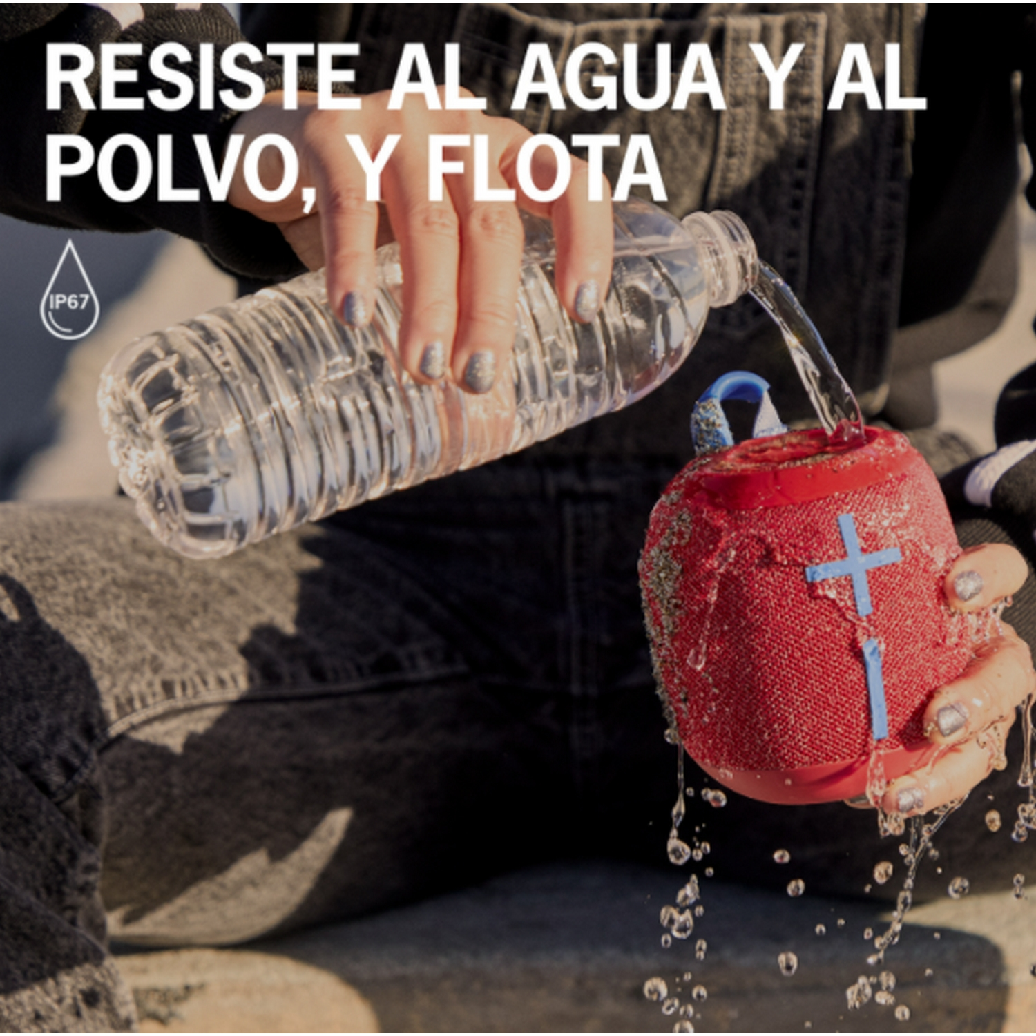 Altavoz rojo y azul al que se le vierte agua. Texto: Resiste agua y polvo.