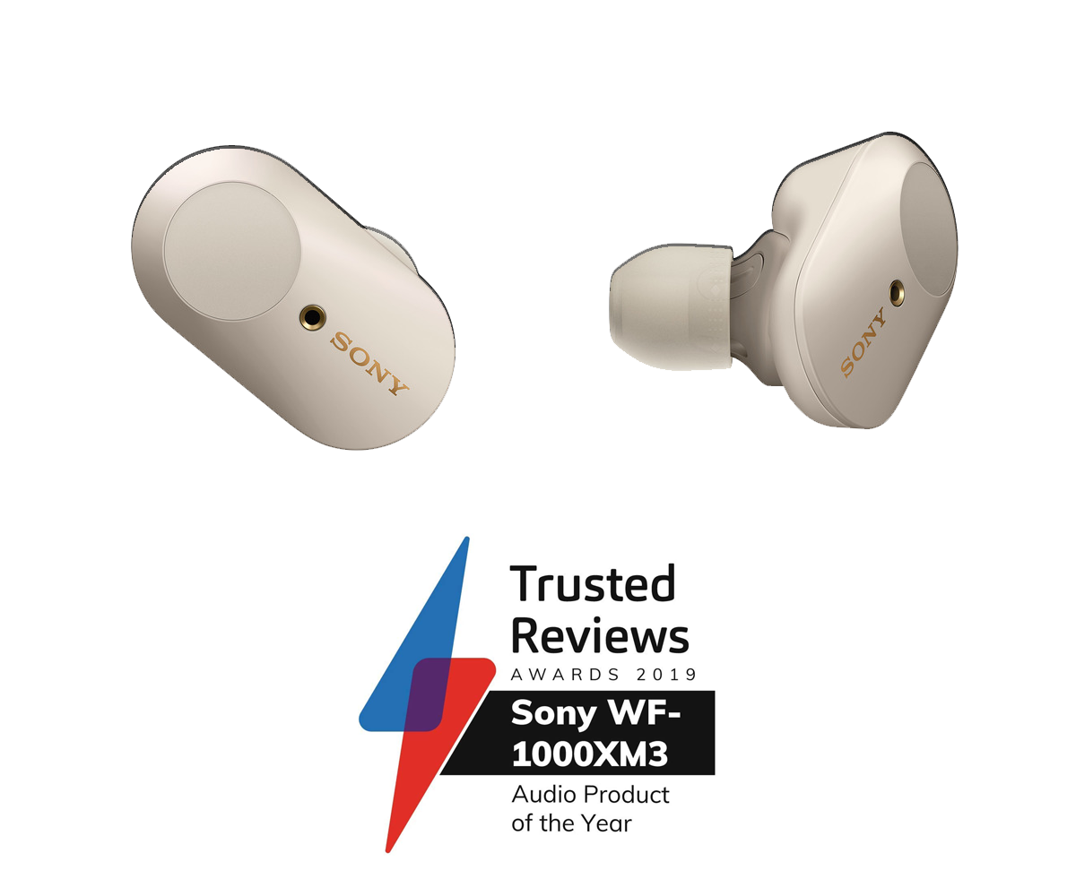 Dos auriculares inalámbricos beige con el logotipo de Sony y el logotipo de Trusted Reviews.