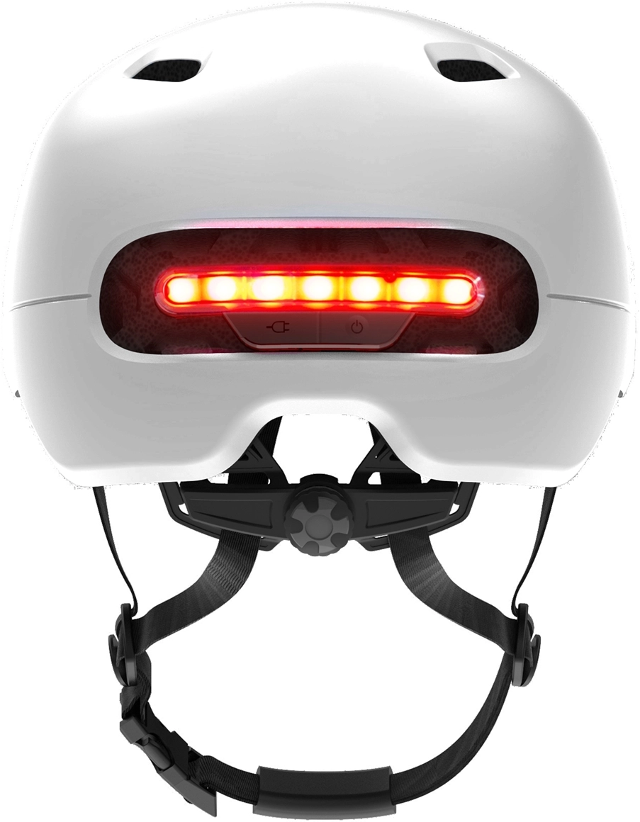 Casco da bicicletta bianco con luci LED rosse sul retro. Cinghie nere e un pulsante di accensione visibili.