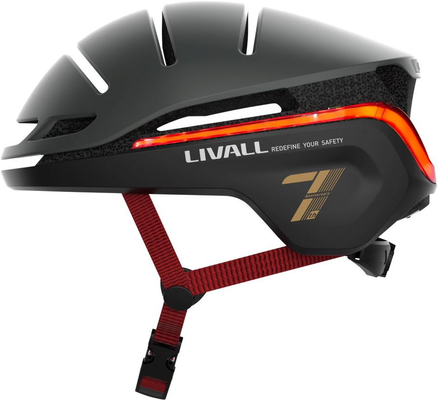 Casco da bici nero con luci e il logo 'LIVALL'.