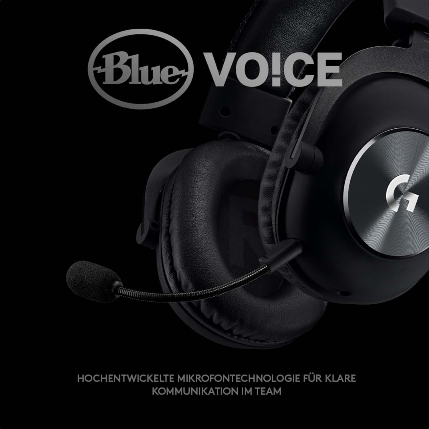Ein schwarzes Headset mit Mikrofon, mit dem Text 'Blue VO!CE' und Text darunter. Dunkler Hintergrund.