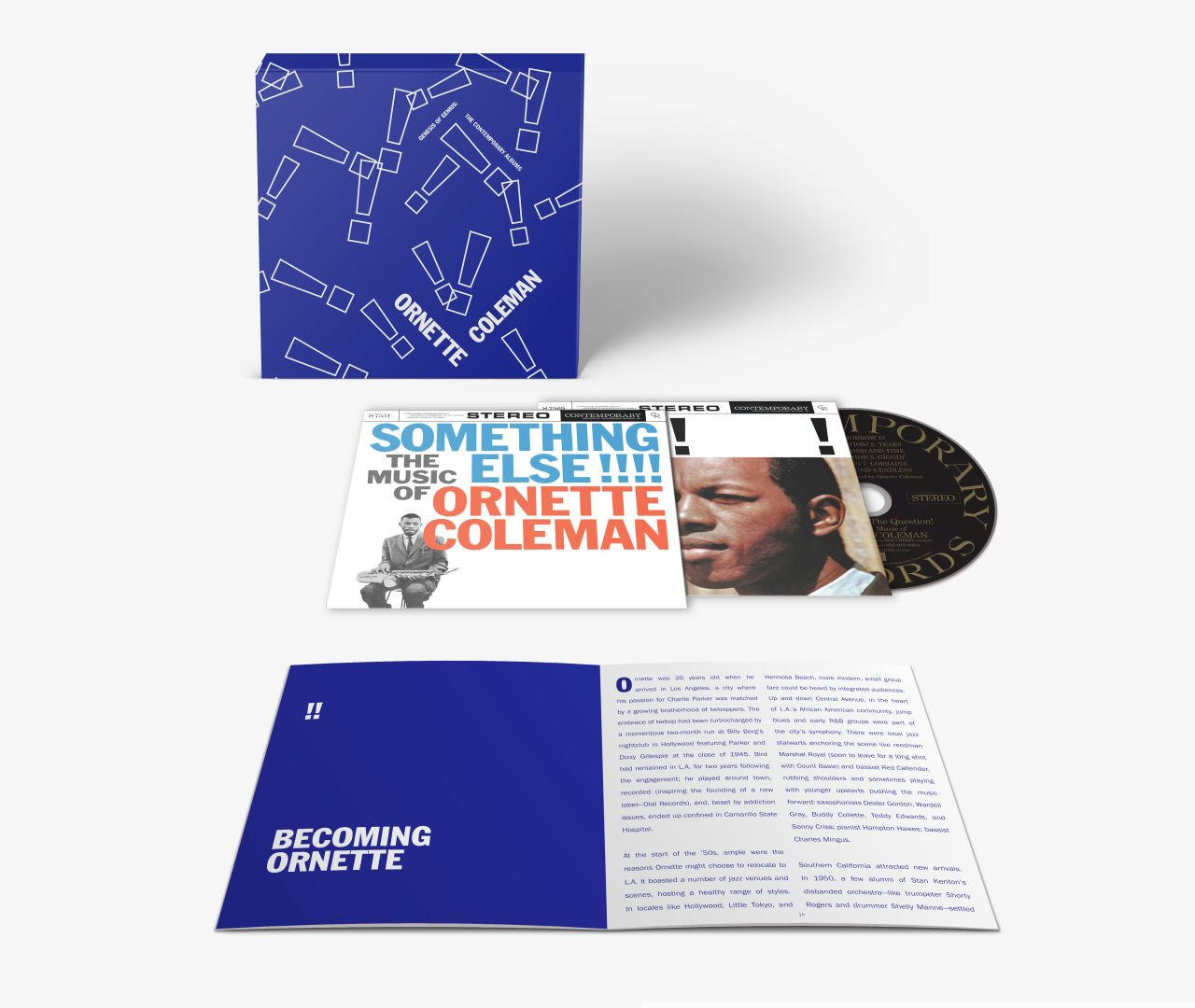 Albumhoes met tekst en foto van een man die gitaar speelt, een cd en een blauw boekje.