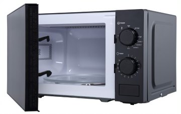 Een zwarte magnetron met de deur open.