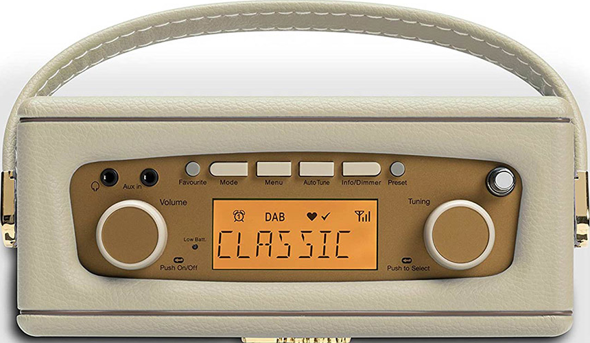 Ein cremefarbener DAB-Radio mit Ledergriff und goldener Blende.