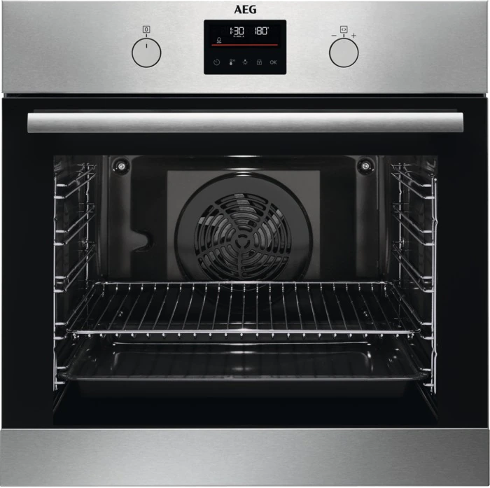 Roestvrijstalen oven met digitaal display, zwarte deur en metalen handgreep.