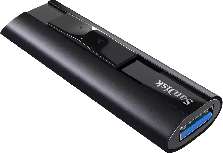 Schwarzer und silberner SanDisk USB-Stick, abgewinkelt auf schwarzem Hintergrund.