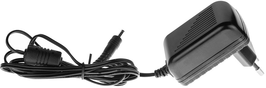 Fekete hálózati adapter kábellel és dugóval. A kábel az adapterhez van csatlakoztatva.