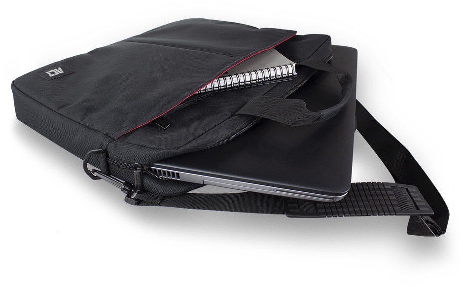 Fekete laptop fekete táskában, fogantyúval. Egy spirálfüzet látható a külső zsebben.