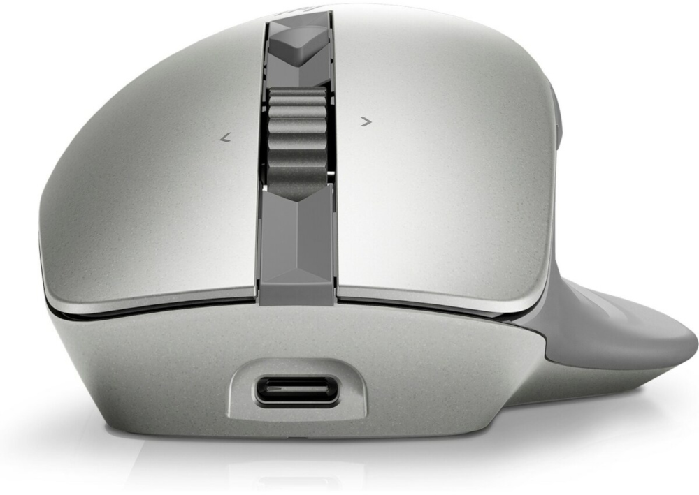 Souris d'ordinateur argentée, vue latérale, avec molette et port USB-C, sur fond blanc.