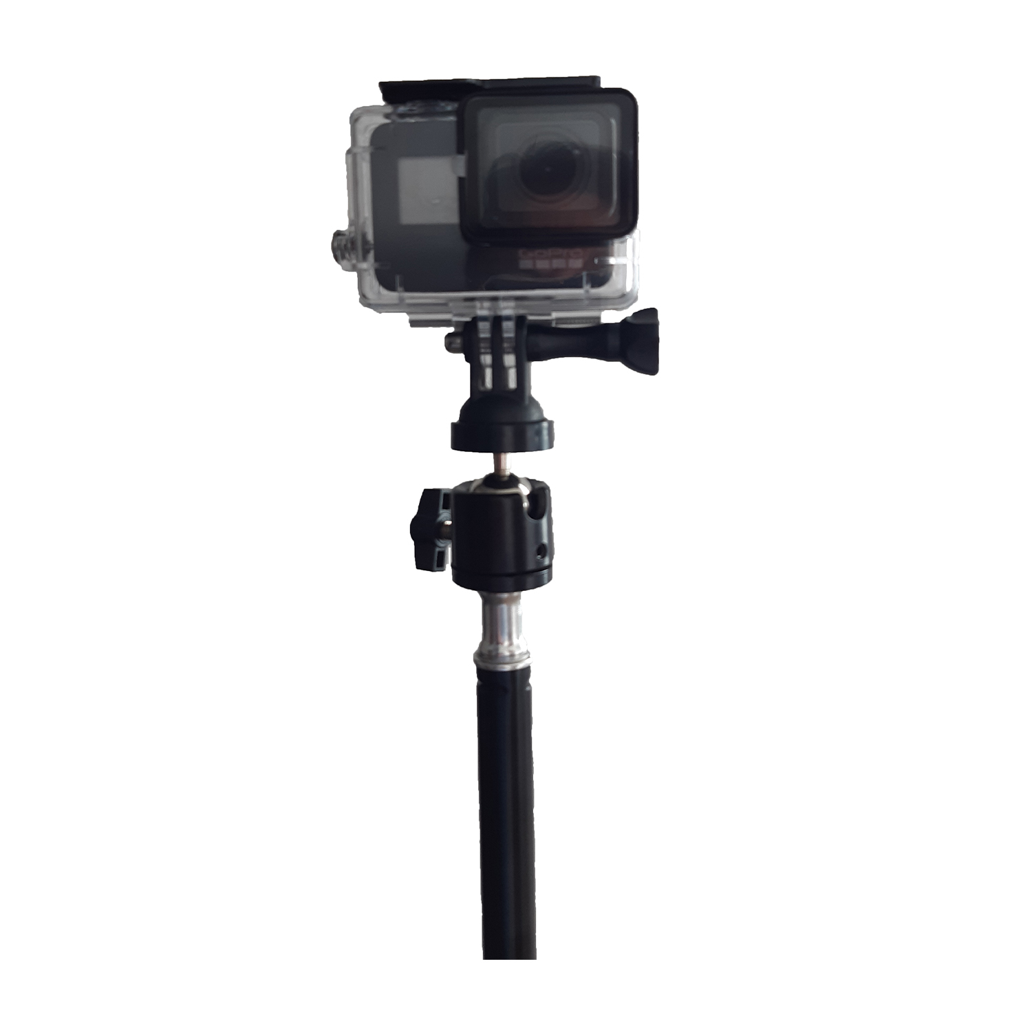 Fotocamera GoPro in una custodia impermeabile attaccata a un'asta di prolunga nera.