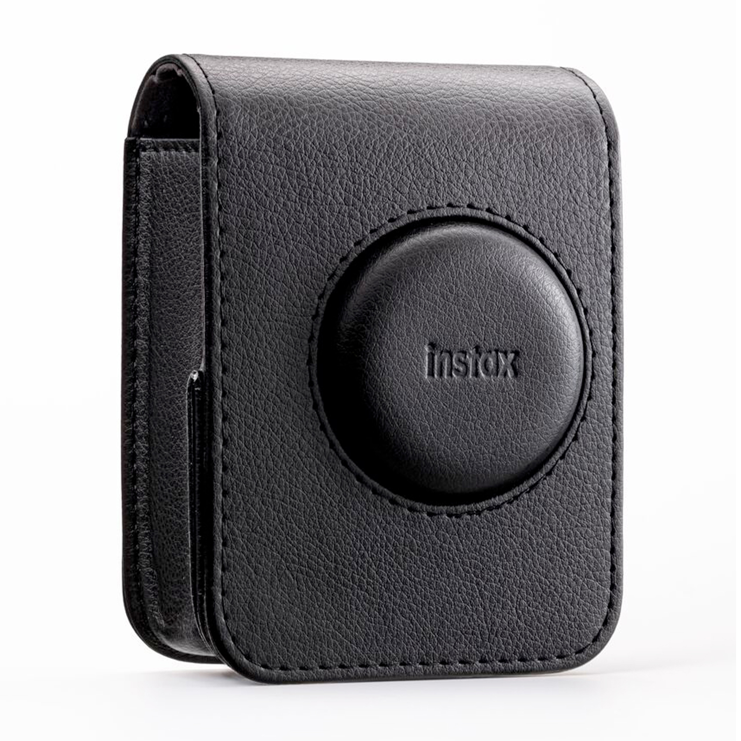 Una custodia in pelle nera per una fotocamera Instax, con il logo del marchio impresso.