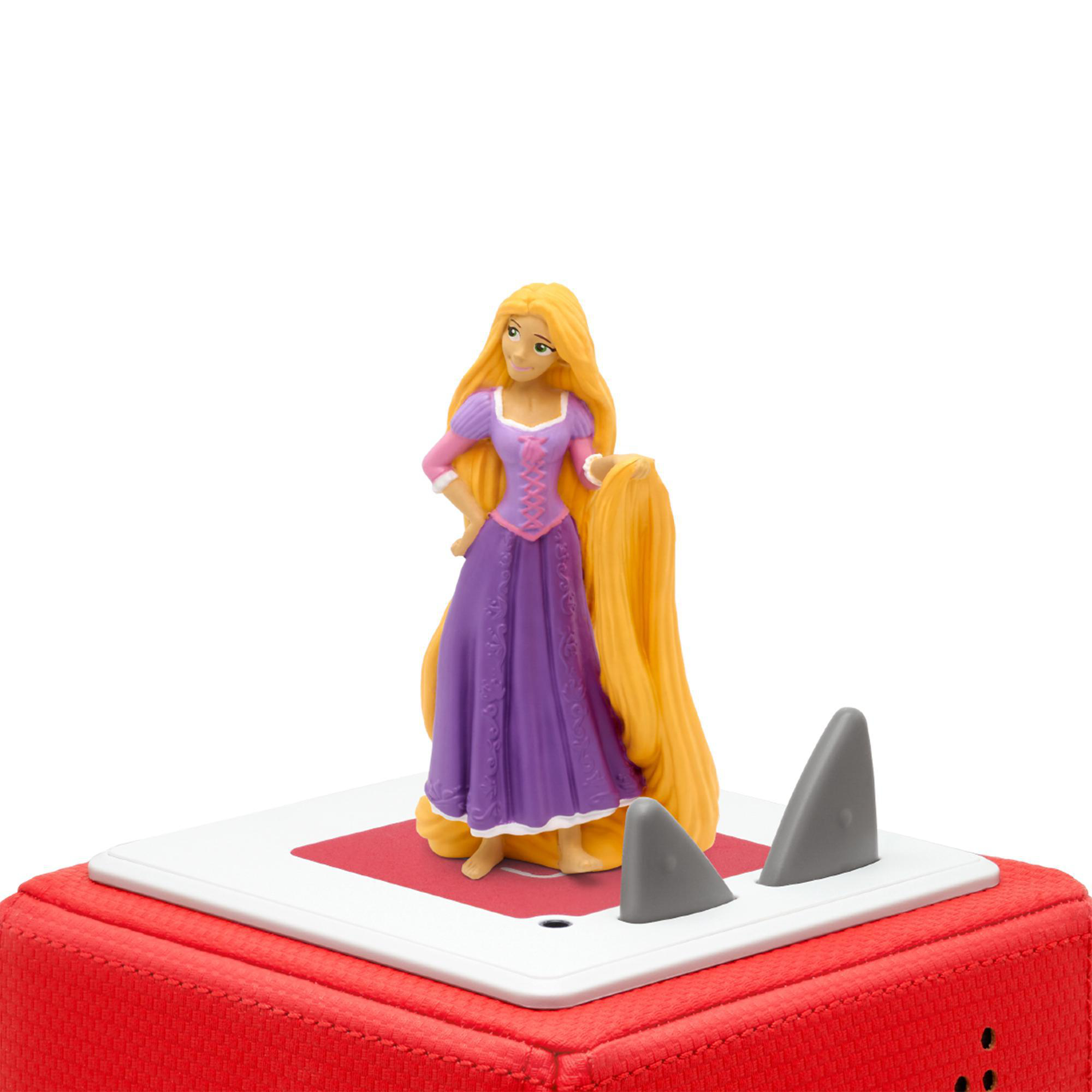 Eine Rapunzel-Figur steht auf einer roten Plattform mit zwei Haifischflossen. Sie hat lange gelbe Haare.
